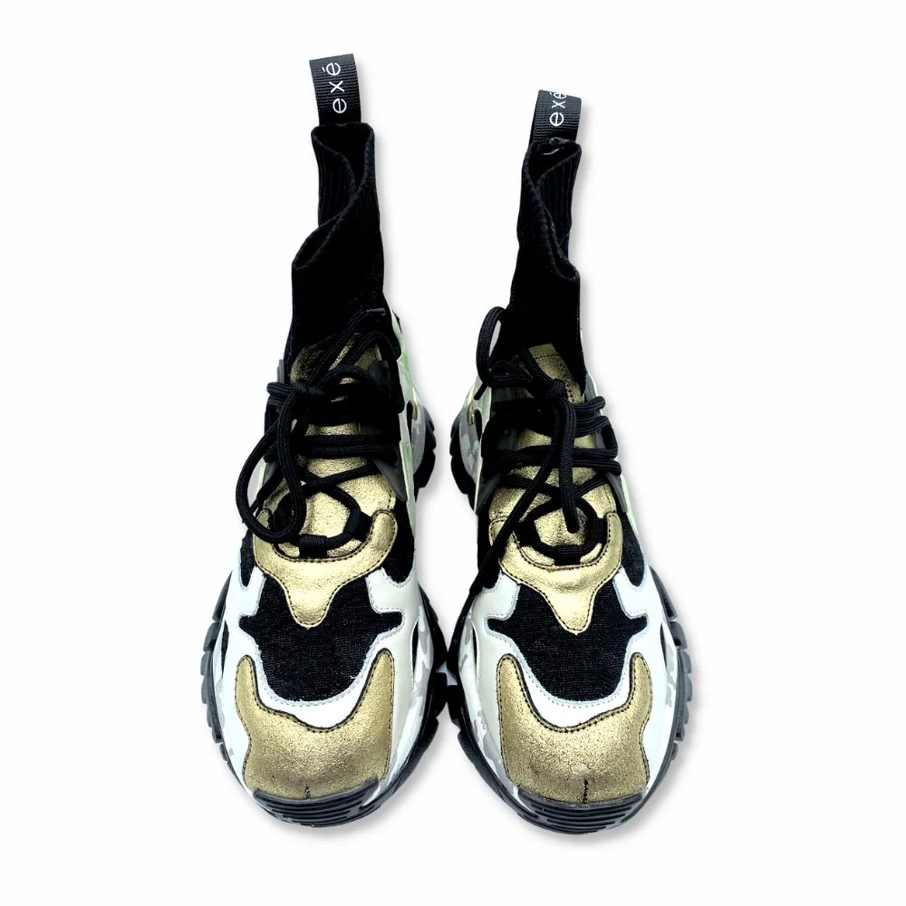 Frente sneakers fusión calcetín doradas con camuflaje de Exé. Carmen Shoes. Zapatería online. Torrelavega.