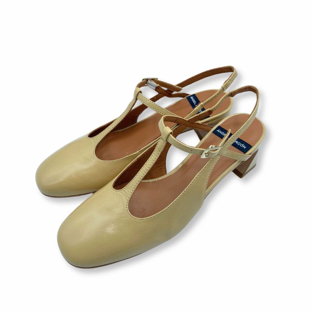 Costado merceditas destalonadas de piel color beige con tacón bajo de Ángel Alarcón. Carmen Shoes. Zapatería online. Torrelavega.