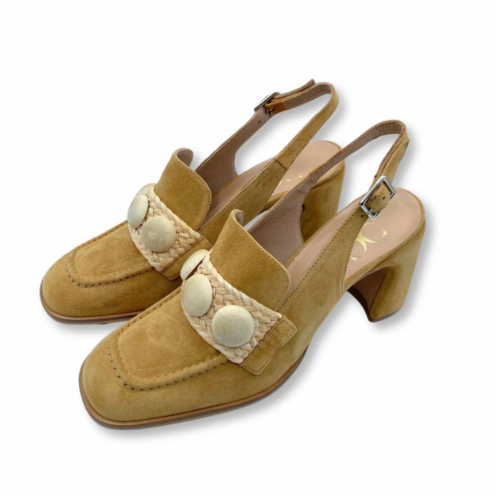 Costado mocasines destalonados de ante color camel de Doralatina. Carmen Shoes. Zapatería online. Torrelavega.