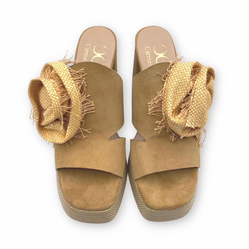 Frente sandalias de ante color tostado con detalle flor y tacón bloque de Doralatina. Carmen Shoes. Zapatería online. Torrelavega.
