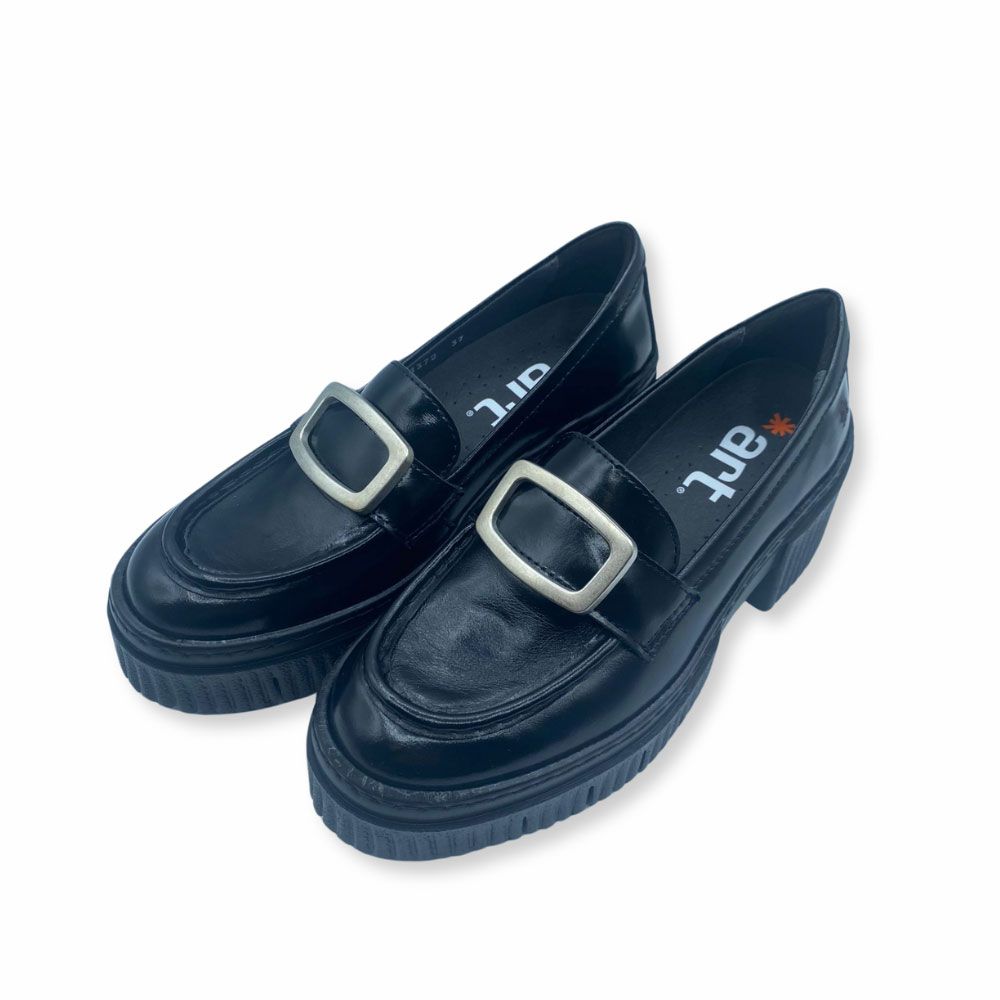 Mocasines negros de piel con chapa en el empeine de Art Metropolitan Shoes.