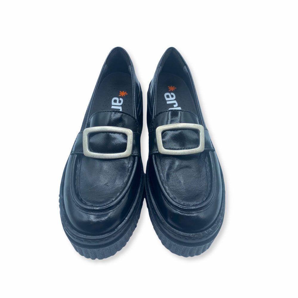 Mocasines negros de piel con chapa en el empeine de Art Metropolitan Shoes.