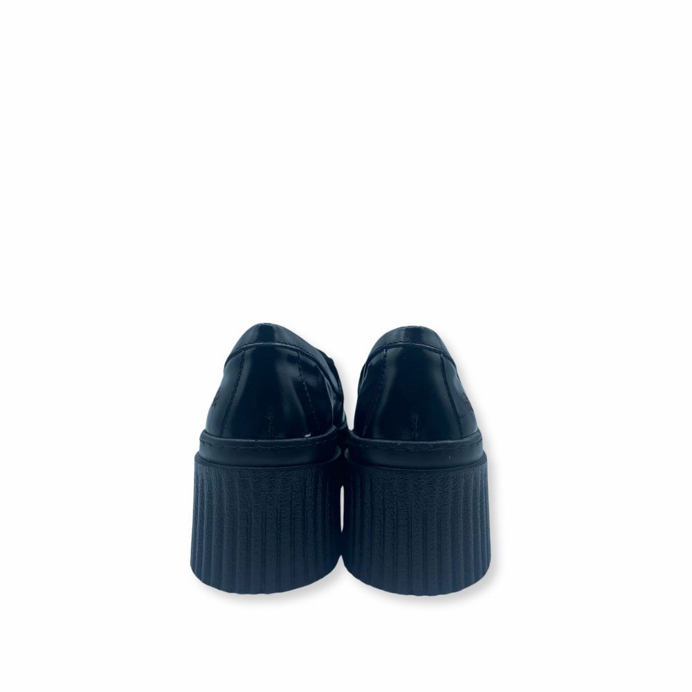 Mocasines negros de piel con chapa en el empeine de Art Metropolitan Shoes.