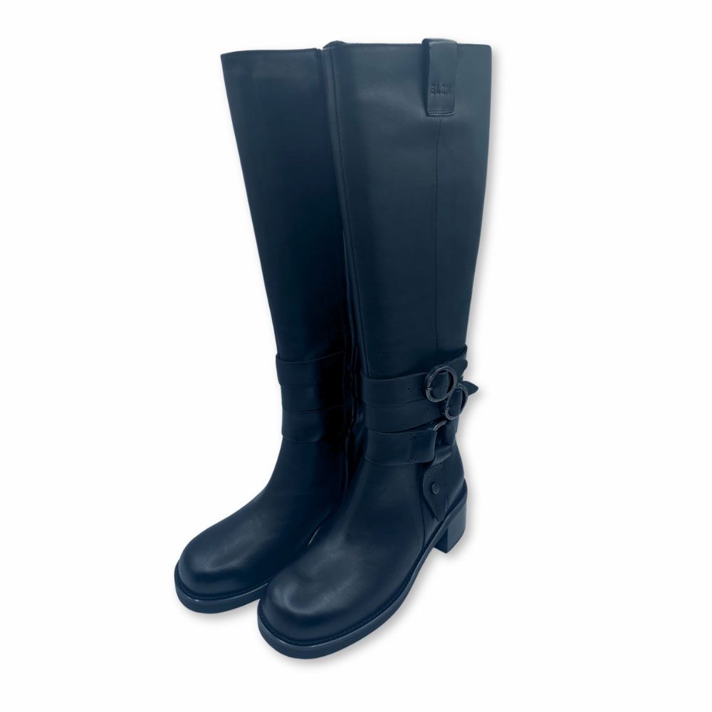 Botas altas Coz Data negras de estilo motera de la nueva colección de Elvio Zanon.