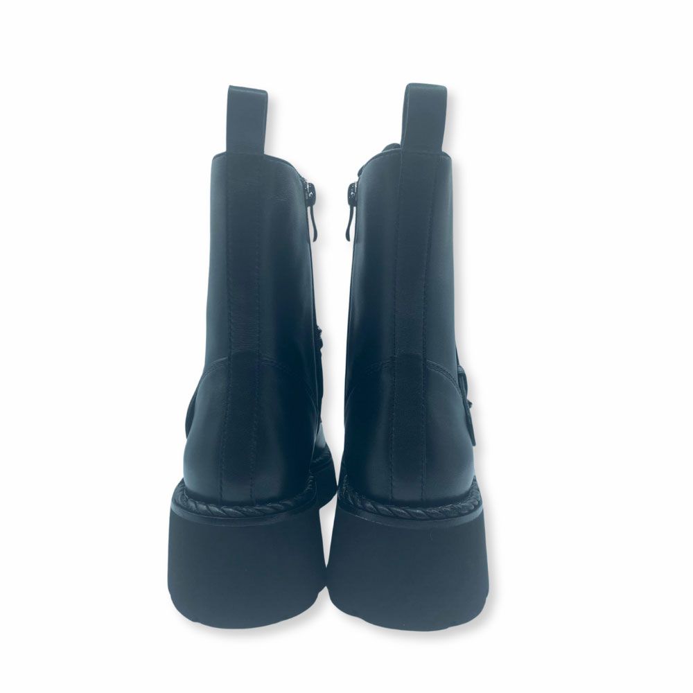 Botas militares con pedrería de Bruno Premi.
