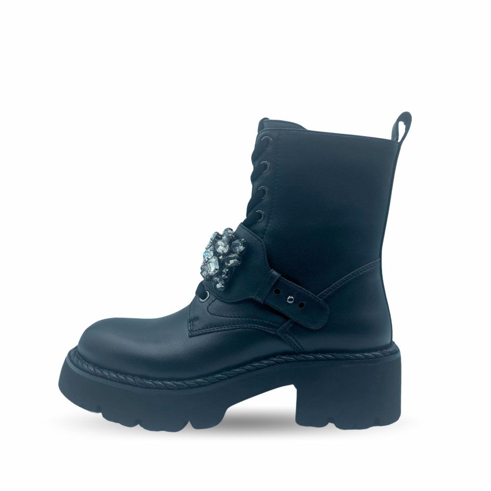 Botas militares con pedrería de Bruno Premi.