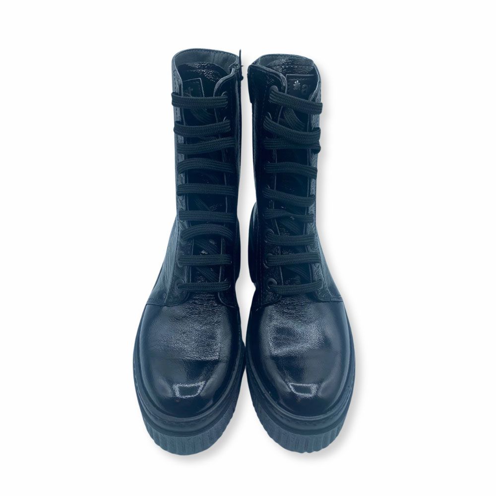 Frente botas militares negras plataforma de Art. Botas militares negras efecto arrugado con plataforma de Art Metropolitan Shoes.