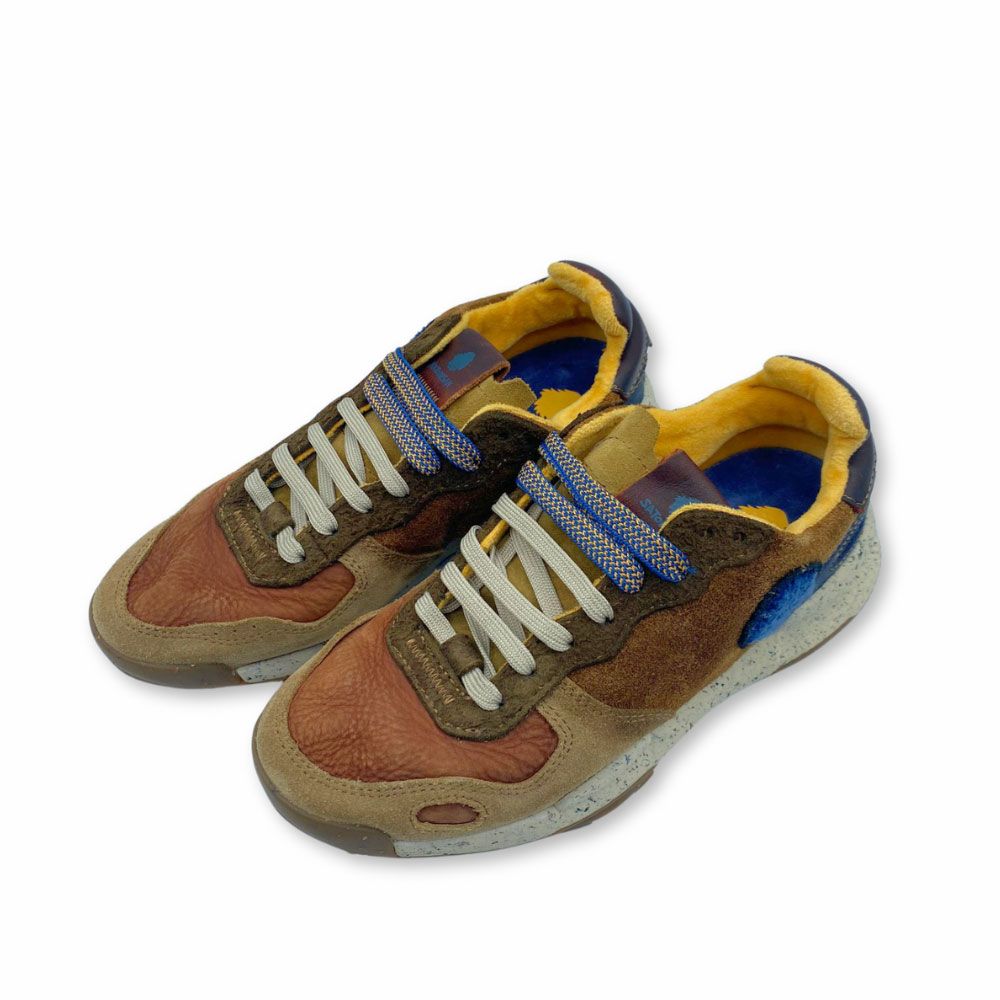 Costado zapatillas Chacrona Premium color mostaza para hombre de Satorisan. Zapatillas Chacrona Premium color mostaza para hombre de Satorisan.