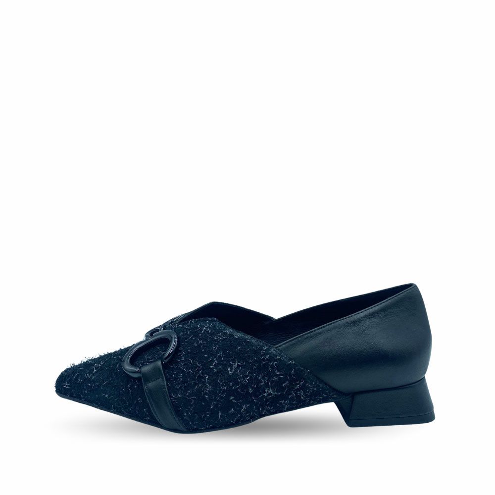 Zapatos negros de piel y tejido con calabrote de Doralatina.