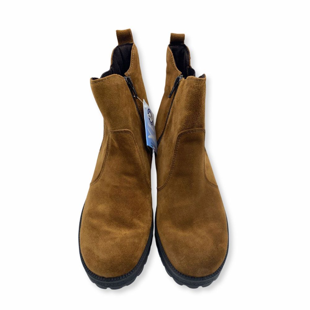 Botas de ante marrón con elásticos y suela track con tacón bloque bajo de la nueva colección de Imac para mujer.