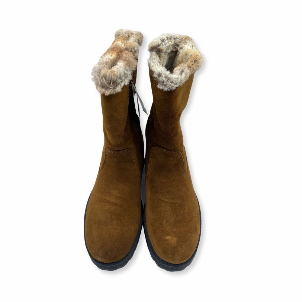 Botas de ante color marrón con pelo interior y suela track con tacón de bloque de la nueva colección de Imac para mujer.