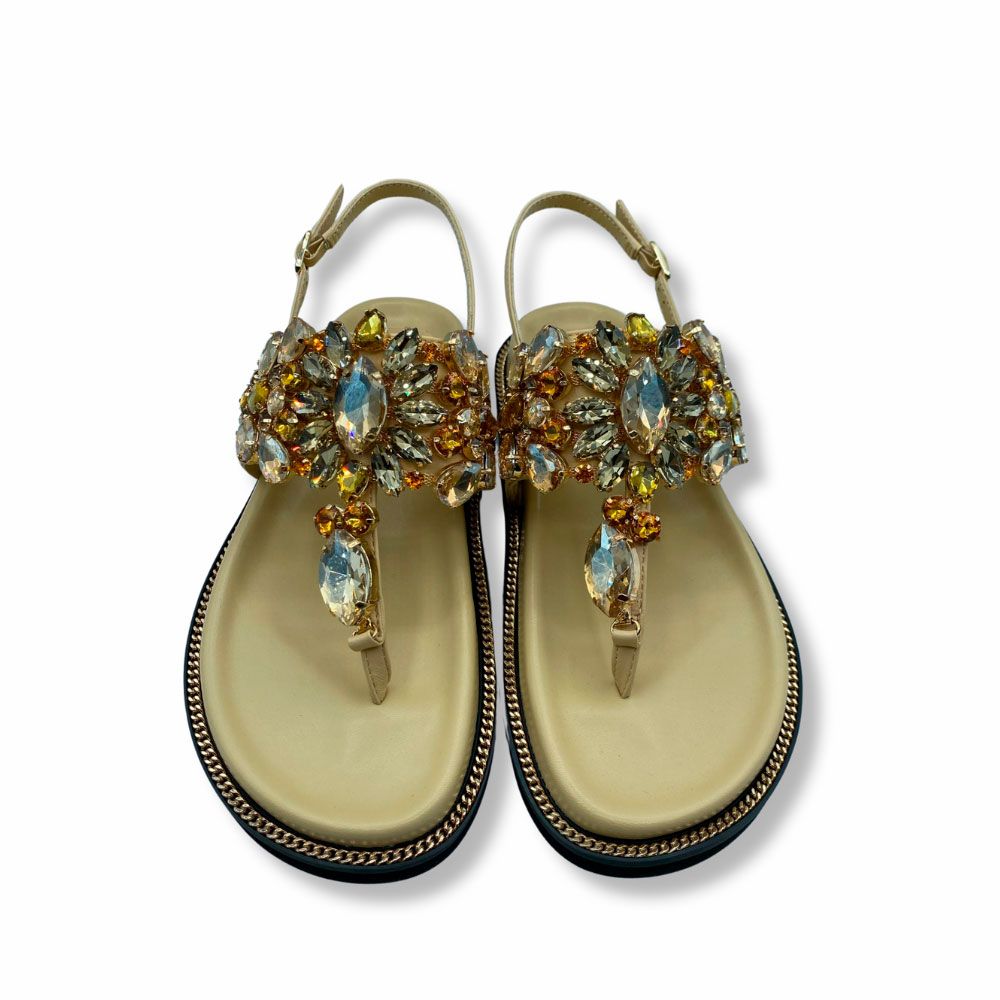 Sandalias beige con joyas en empeine de Inés Palliser.