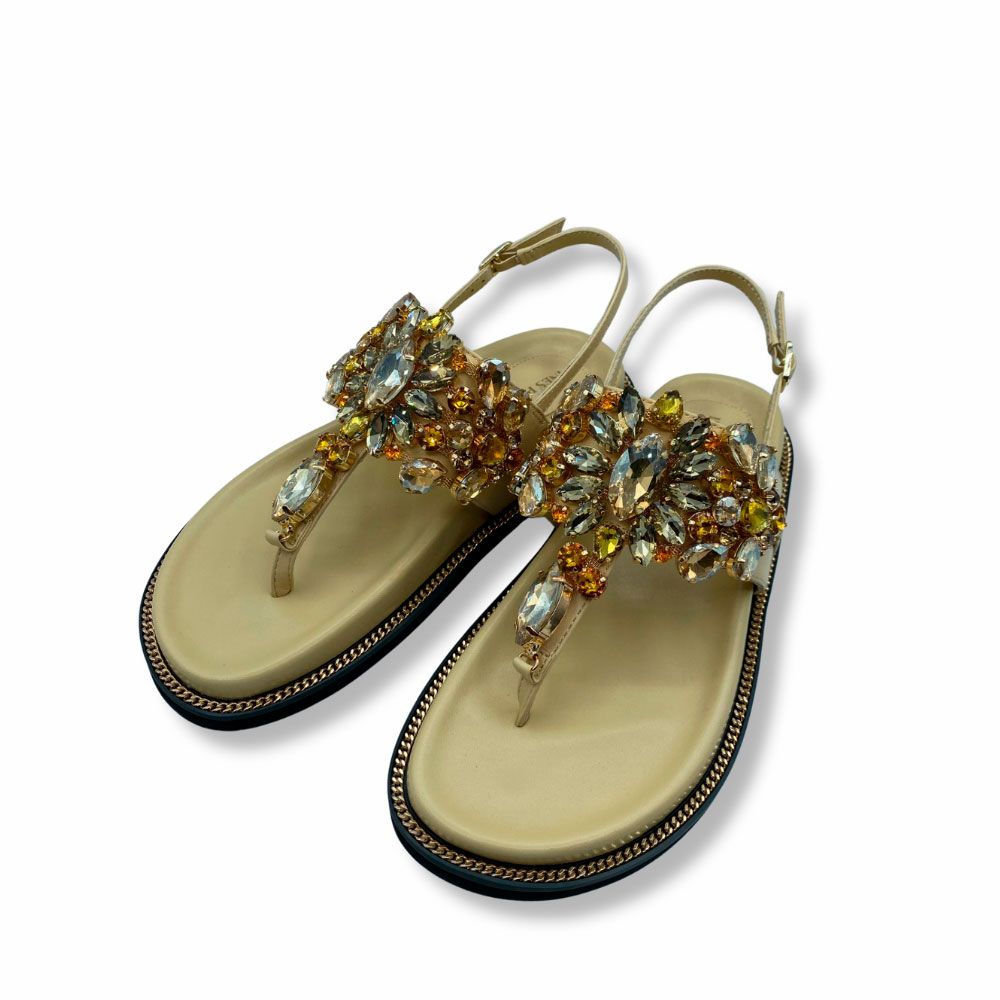 Sandalias beige con joyas en empeine de Inés Palliser.