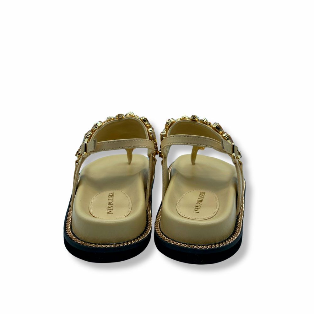 Sandalias beige con joyas en empeine de Inés Palliser.