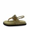 Sandalias beige con joyas en empeine de Inés Palliser.