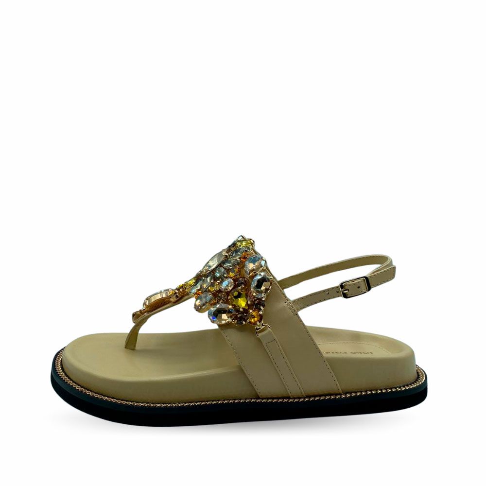Sandalias beige con joyas en empeine de Inés Palliser.