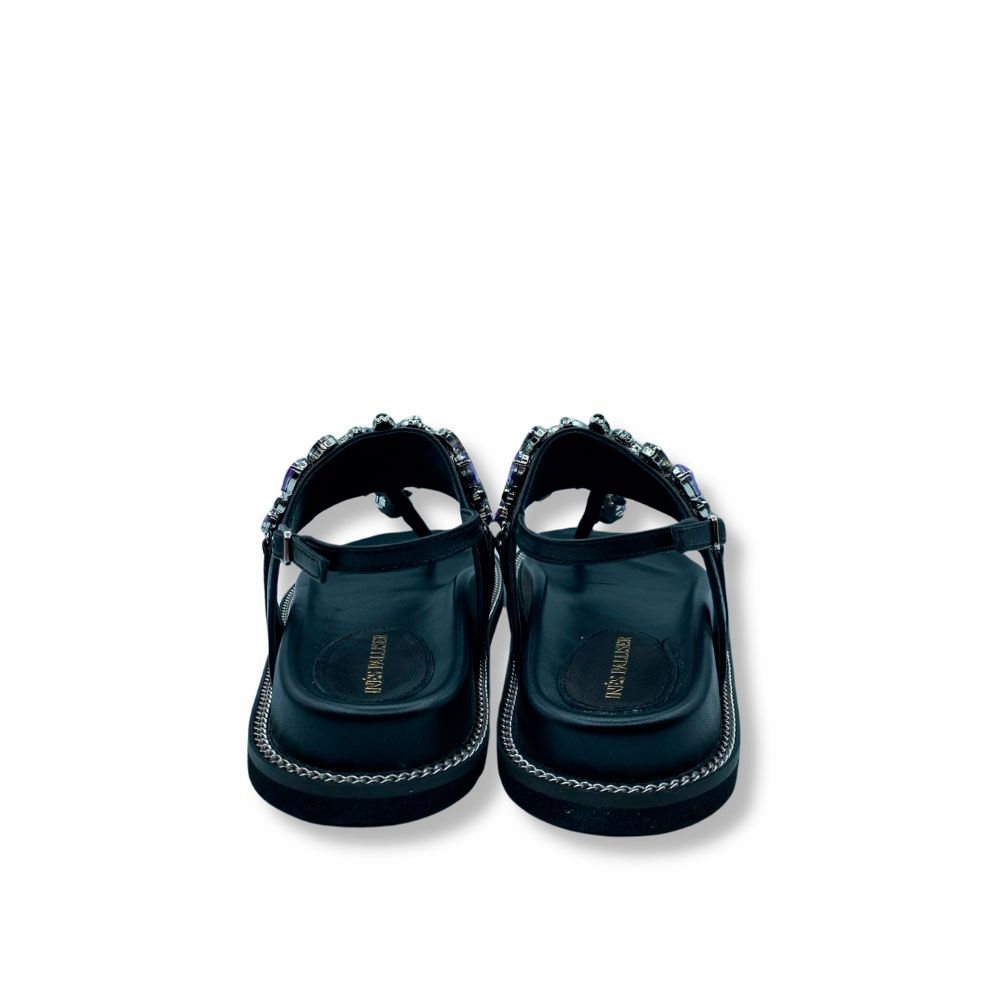 Sandalias negras con joyas en empeine de Inés Palliser.