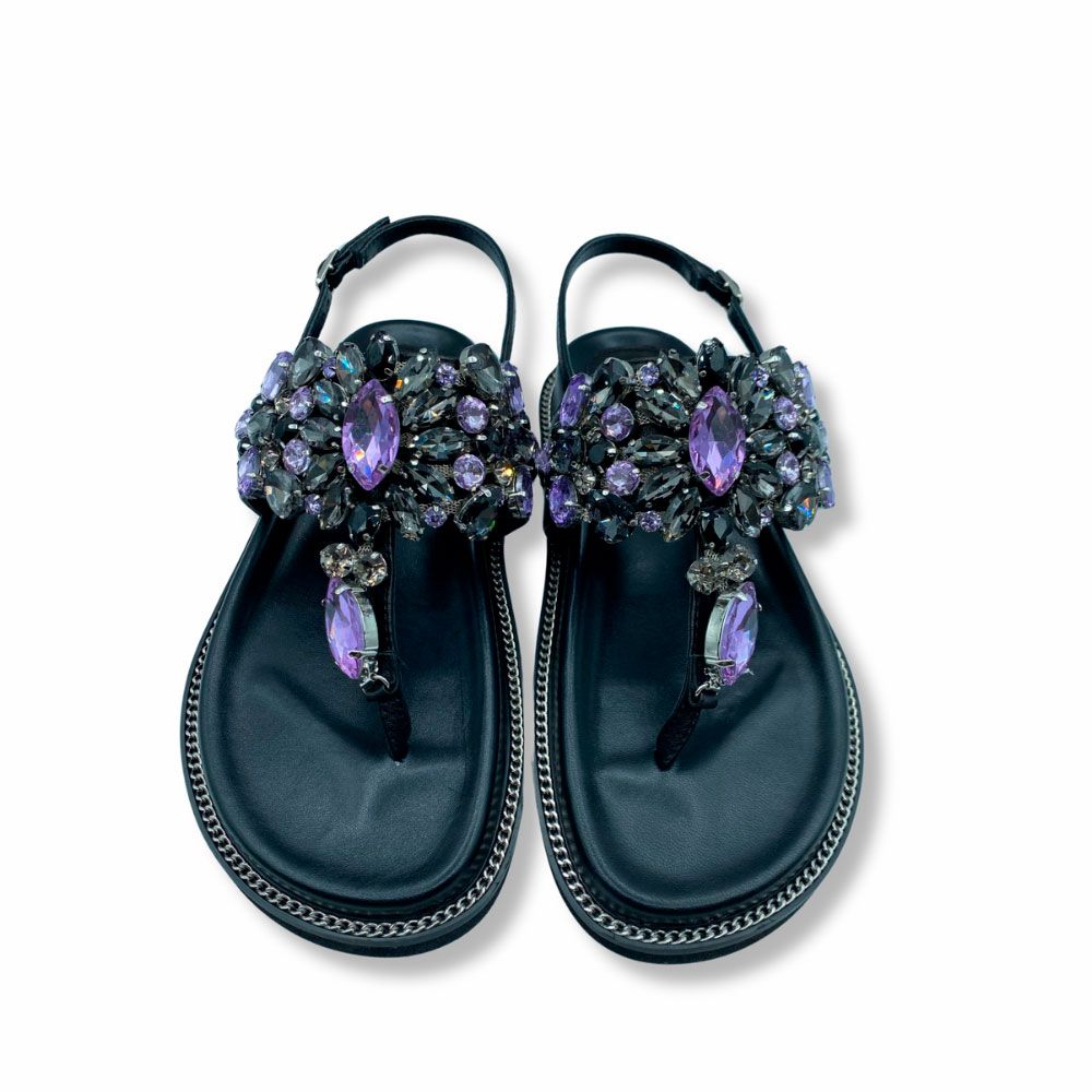 Sandalias negras con joyas en empeine de Inés Palliser.