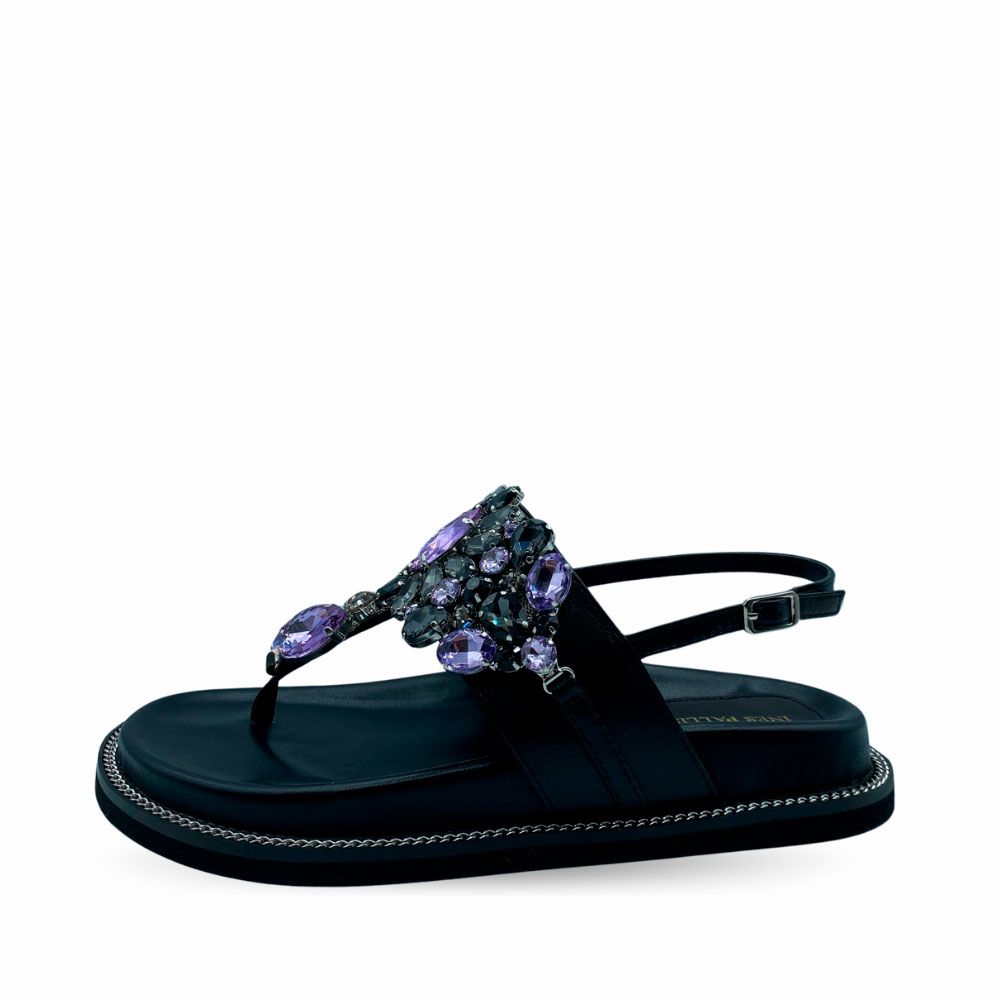 Sandalias negras con joyas en empeine de Inés Palliser.