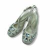 Zapatos salón destalonados blanco roto, con joyas en la puntera y tiras de cuero cruzadas de Inés Palliser.