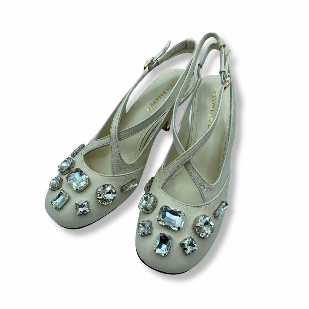 Zapatos salón destalonados blanco roto, con joyas en la puntera y tiras de cuero cruzadas de Inés Palliser.