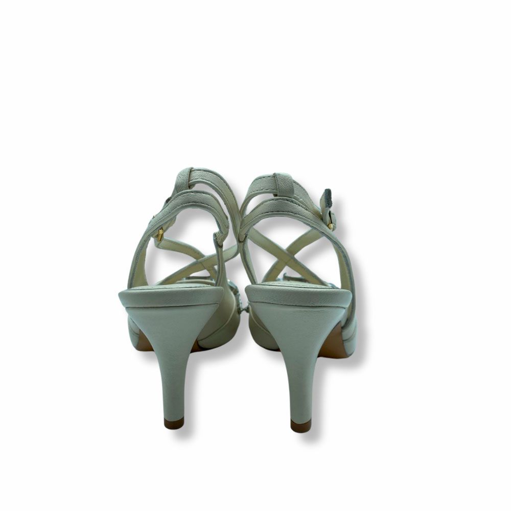 Zapatos salón destalonados blanco roto, con joyas en la puntera y tiras de cuero cruzadas de Inés Palliser.