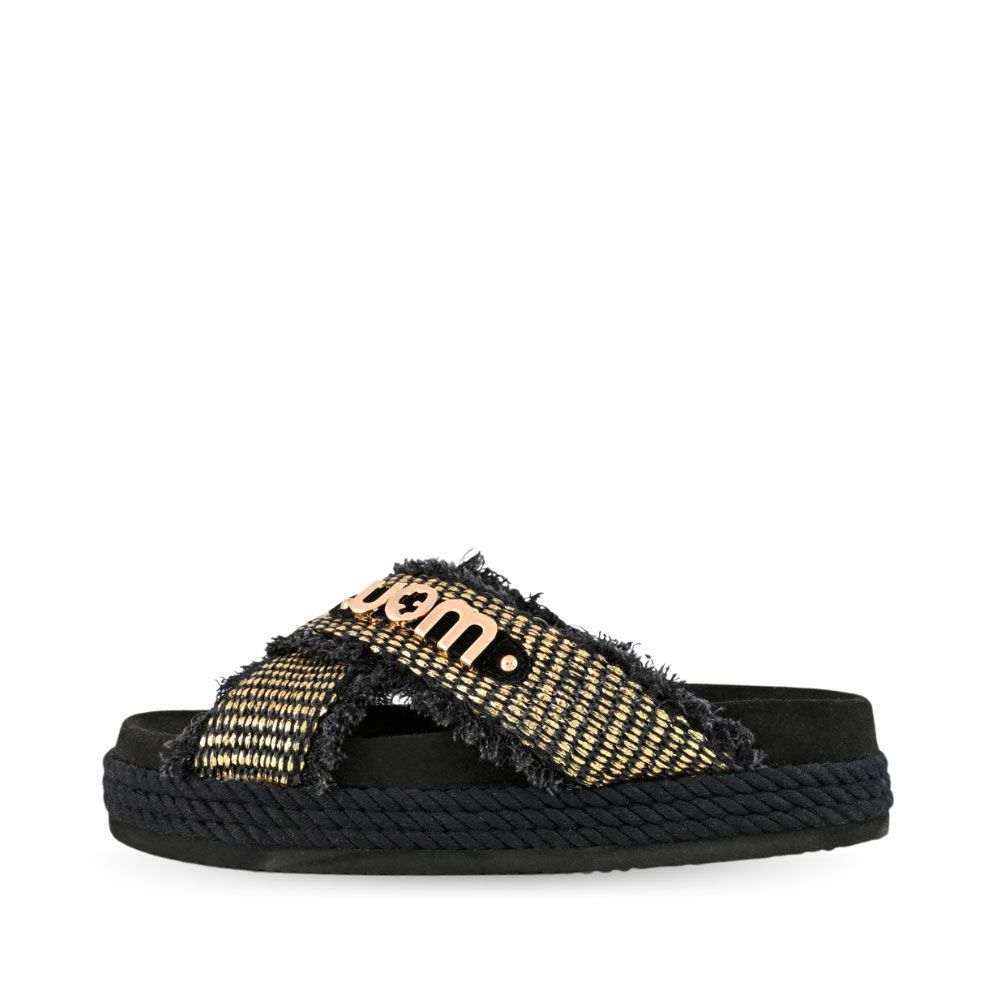 Sandalias cruzadas rafia negra y dorada de la nueva colección de Mou.