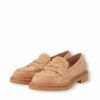 Mocasines ante camel con remaches dorados de la nueva colección de Bruno Premi.