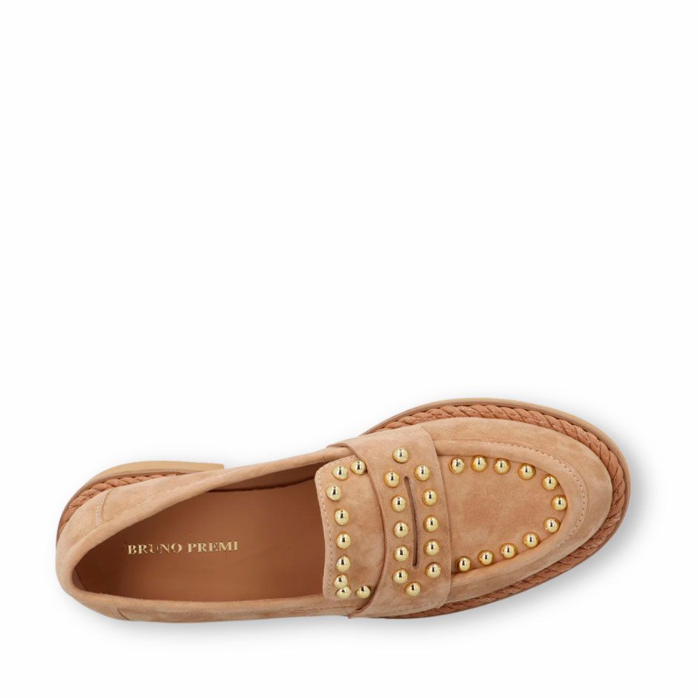 Mocasines ante camel con remaches dorados de la nueva colección de Bruno Premi.