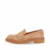 Mocasines ante camel con remaches dorados de la nueva colección de Bruno Premi.