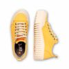 Frente y costado zapatillas plataforma Brighton nylon amarillo de Art. Zapatillas Brighton con plataforma en nylon amarillo y suela de goma rayada blanca de la nueva colección de Art.