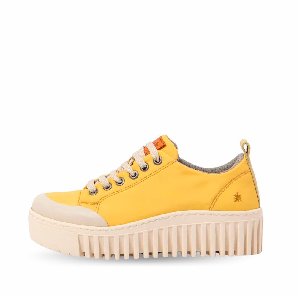 Zapatillas plataforma Brighton nylon amarillo de Art. Zapatillas Brighton con plataforma en nylon amarillo y suela de goma rayada blanca de la nueva colección de Art.