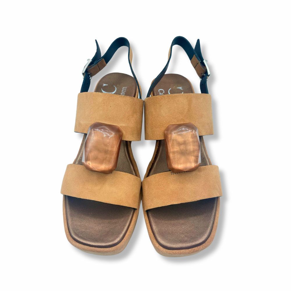 Frente sandalias de ante color cuero con joya de Plumers Menorca. Sandalias de ante color cuero con joya en el empeine, tira con hebilla al talón y suela de plataforma con cuña.