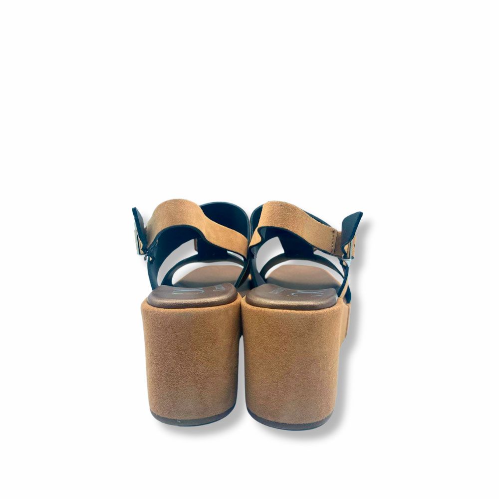 Trasera sandalias de ante color cuero con joya de Plumers Menorca. Sandalias de ante color cuero con joya en el empeine, tira con hebilla al talón y suela de plataforma con cuña.