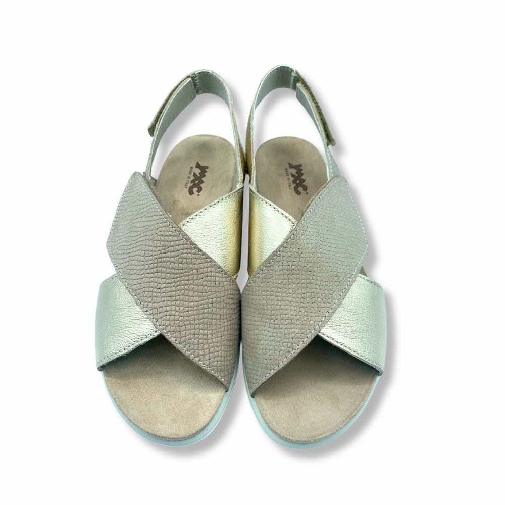Sandalias cruzadas de piel color dorado brillo y mate, cierre con velcro y suela súper cómoda y ligera de cuña. De Imac para mujer.