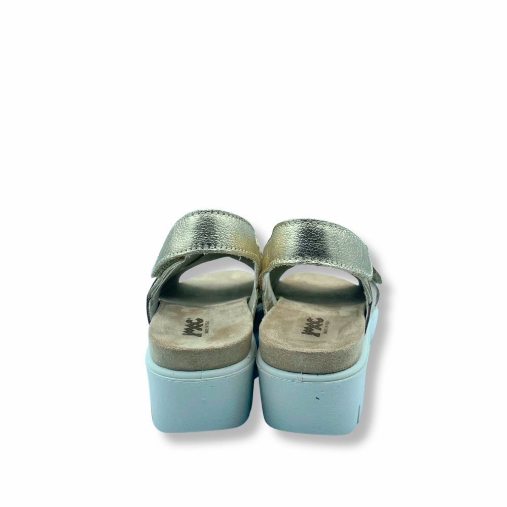 Sandalias cruzadas de piel color dorado brillo y mate, cierre con velcro y suela súper cómoda y ligera de cuña. De Imac para mujer.