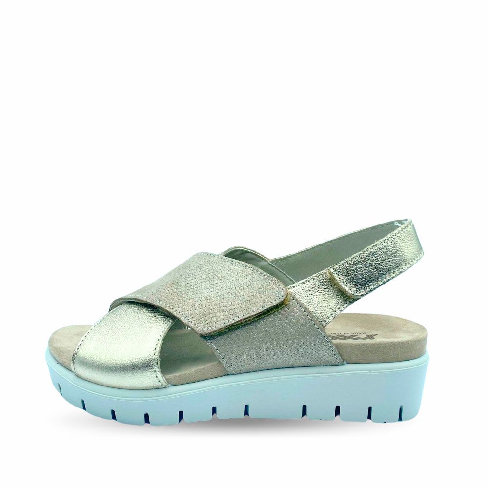 Sandalias cruzadas de piel color dorado brillo y mate, cierre con velcro y suela súper cómoda y ligera de cuña. De Imac para mujer.