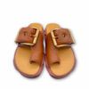 Frente sandalias Mellow Glow Oak cuero con plataforma de 4CCCCEES. Sandalias de dedo Mellow Glow Oak color cuero con plataforma bicolor de 4CCCCEES.