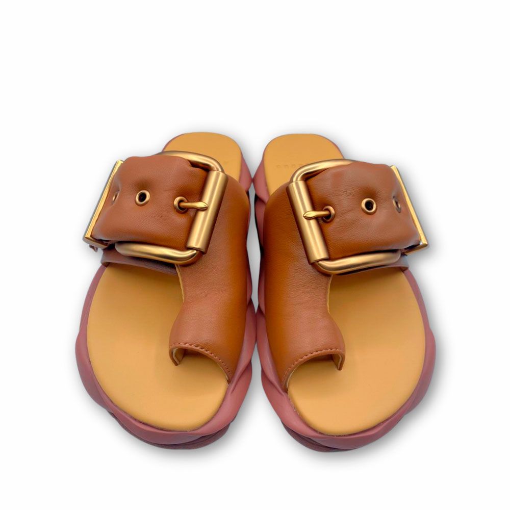 Frente sandalias Mellow Glow Oak cuero con plataforma de 4CCCCEES. Sandalias de dedo Mellow Glow Oak color cuero con plataforma bicolor de 4CCCCEES.