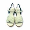 Sandalias de piel trenzada color beige, cierre con hebilla y suela de plataforma con cuña.