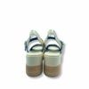Sandalias de piel trenzada color beige, cierre con hebilla y suela de plataforma con cuña.