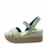Sandalias de piel trenzada color beige, cierre con hebilla y suela de plataforma con cuña.