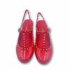 Zapatos salón rojos con remaches dorados y tacón medio de Bruno Premi.