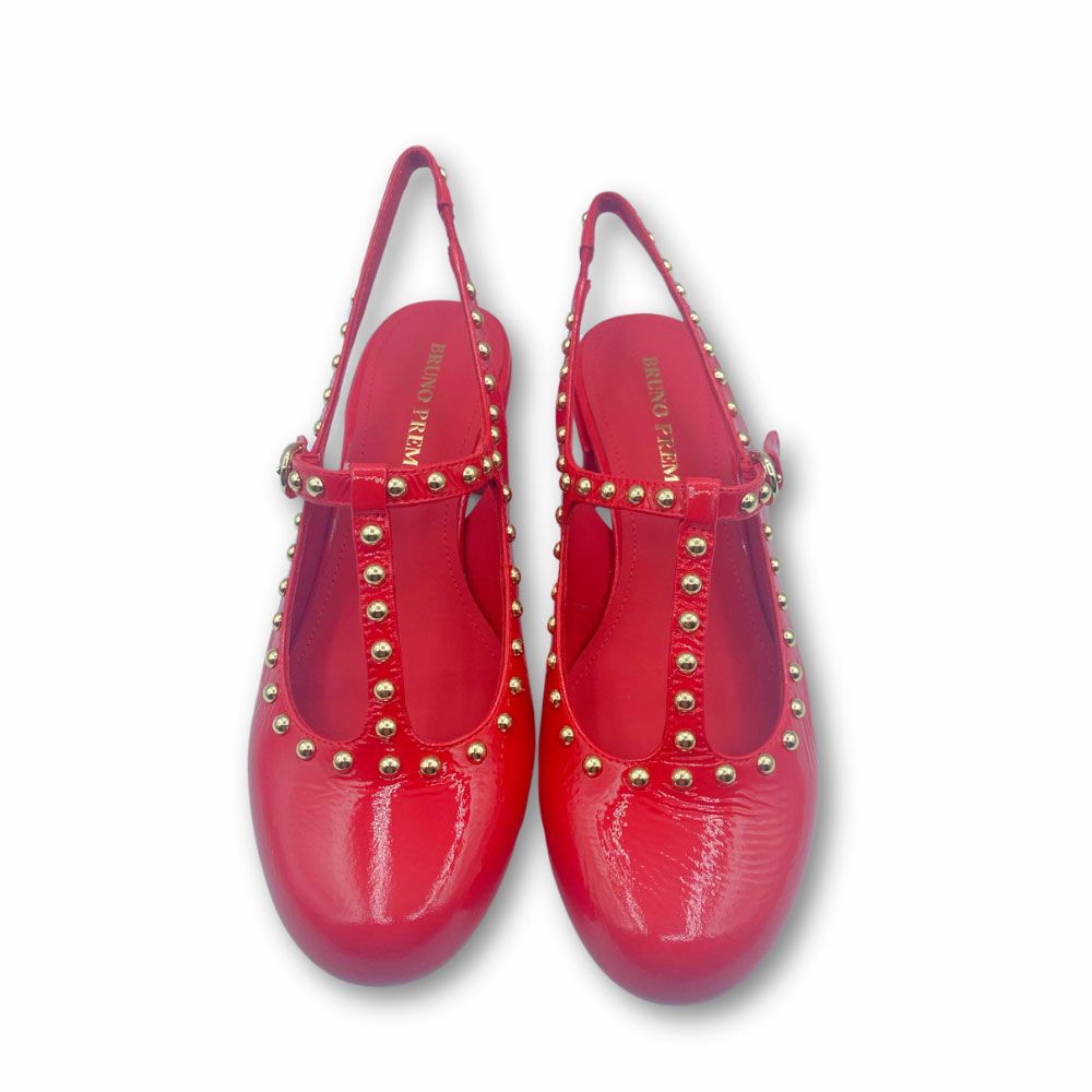 Zapatos salón rojos con remaches dorados y tacón medio de Bruno Premi.