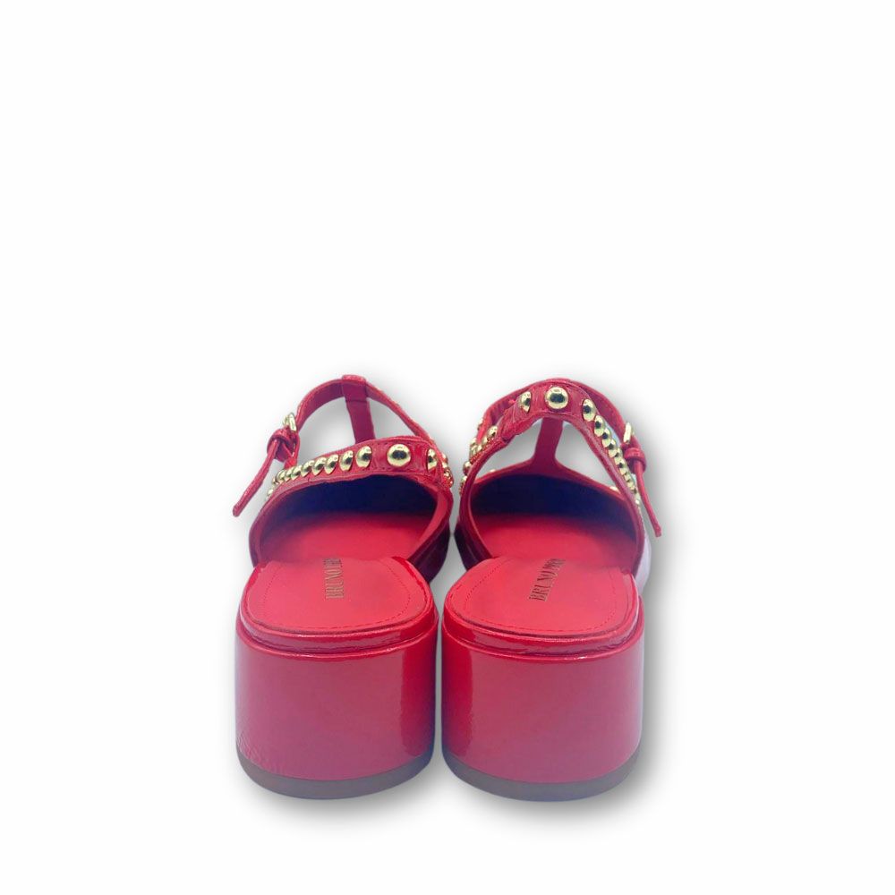 Zapatos salón rojos con remaches dorados y tacón medio de Bruno Premi.