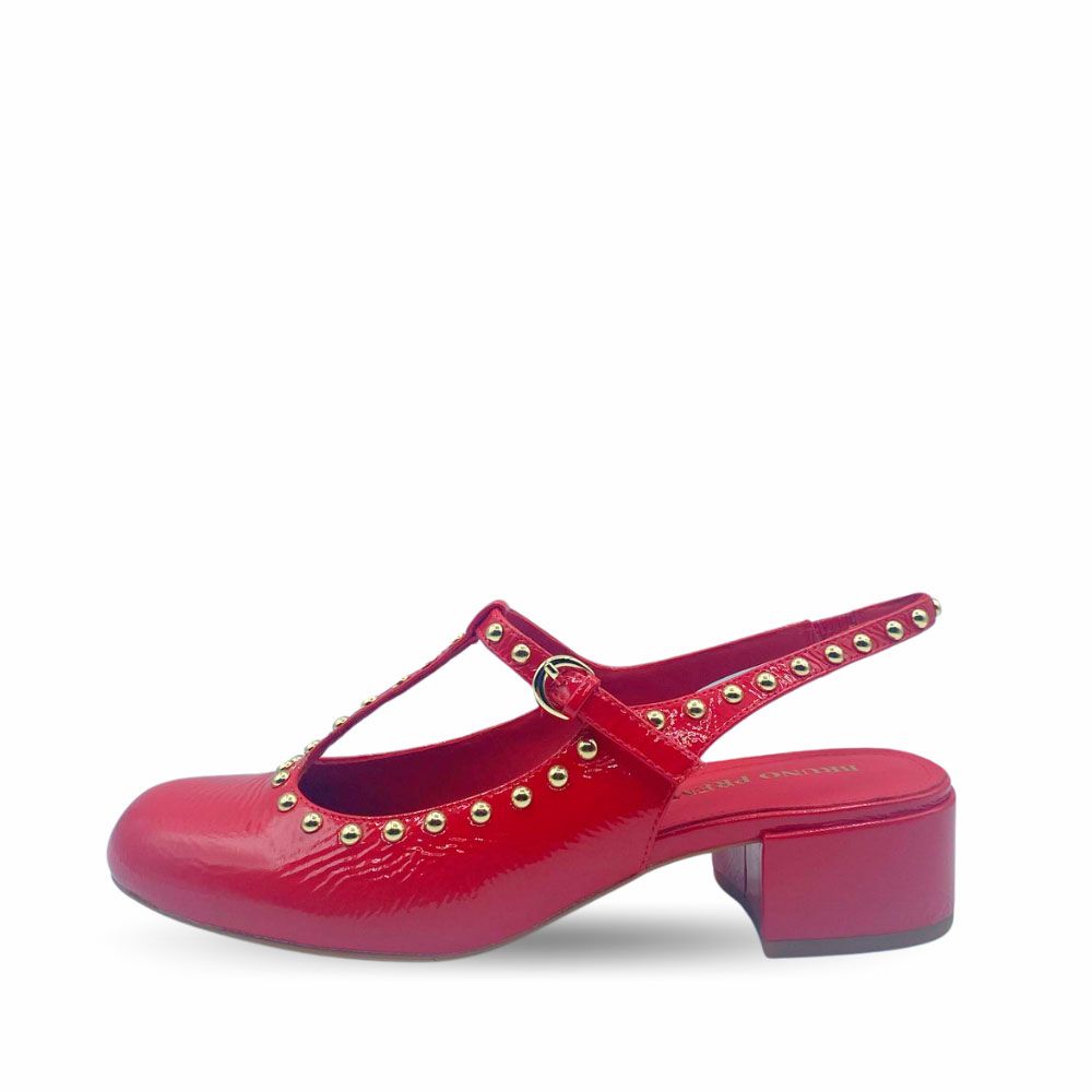 Zapatos salón rojos con remaches dorados y tacón medio de Bruno Premi.