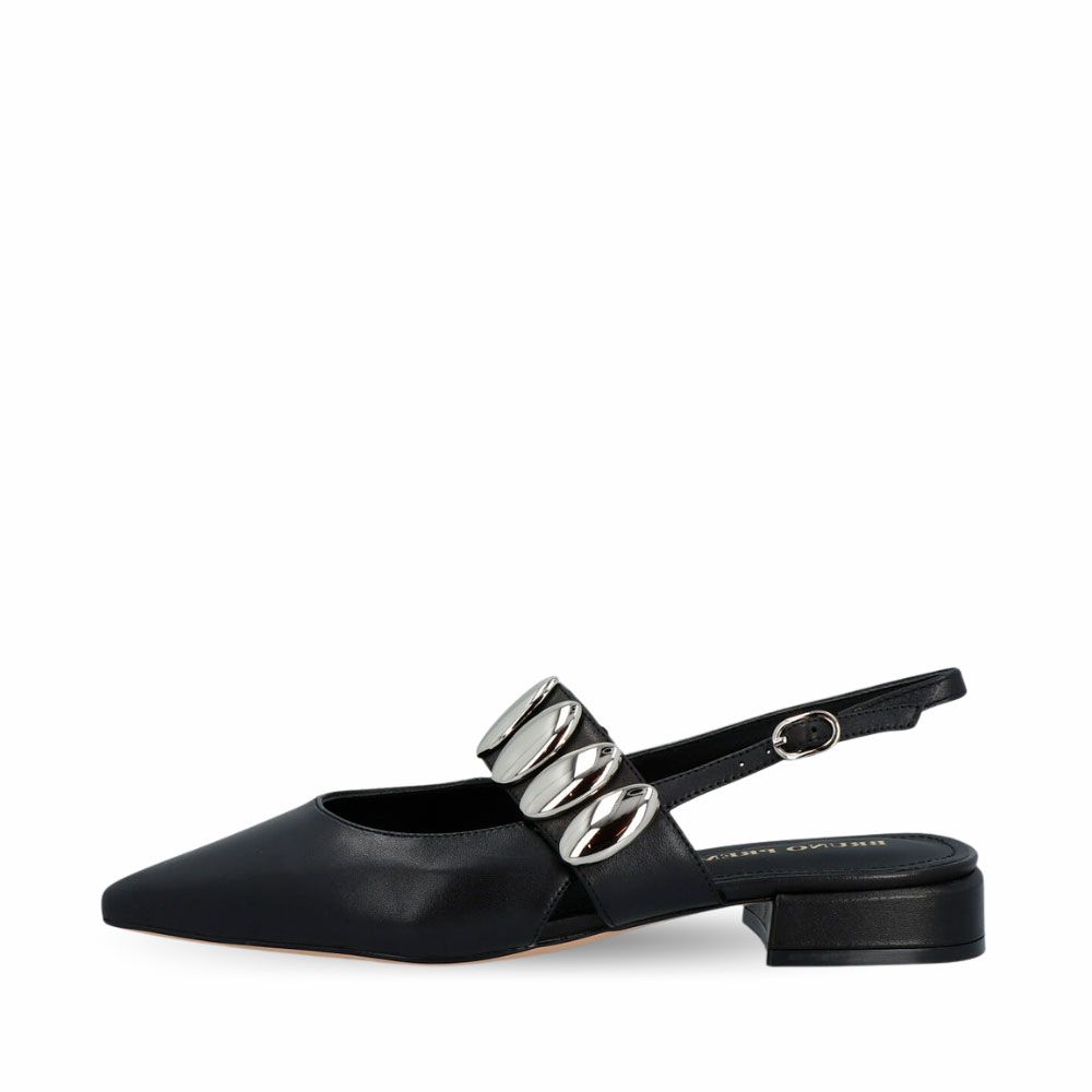 Zapatos de salón negros destalonados y suela plana de la nueva colección de Bruno Premi.