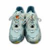 Deportivas con encaje color blanco y detalles en color azul en refuerzos. Suela de goma con tacos y letras de Exé.