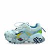 Deportivas con encaje color blanco y detalles en color azul en refuerzos. Suela de goma con tacos y letras de Exé.