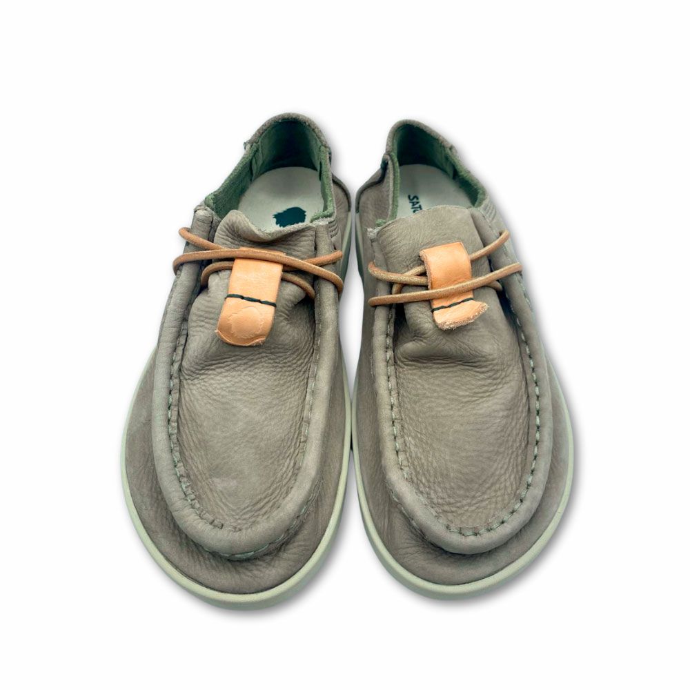 Frente mocasines casual Kwahu grises de piel para hombre de Satorisan. Mocasines casual Kwahu de piel color gris de Satorisan para hombre.